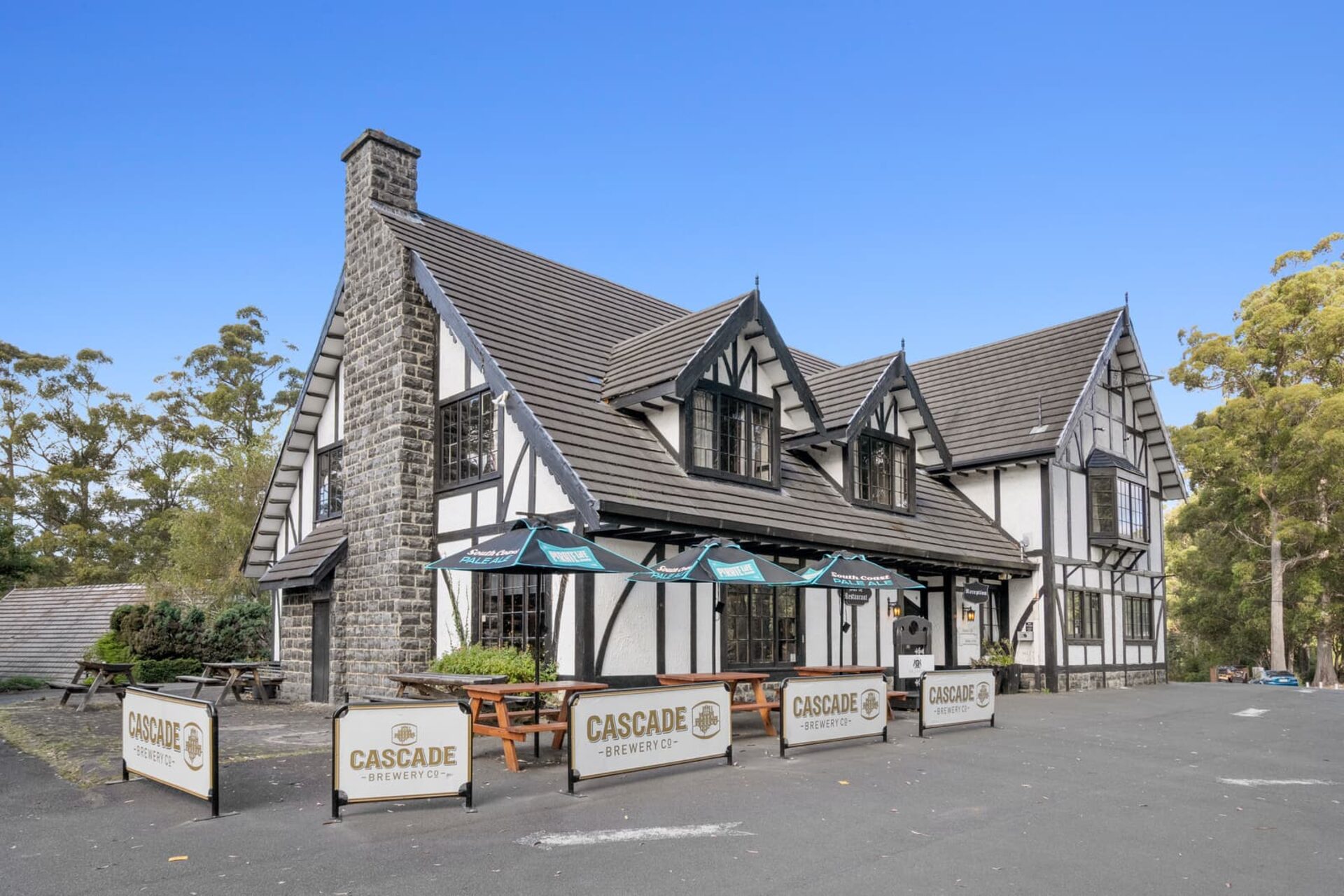 The Fox & Hounds Historic Hotel exterior