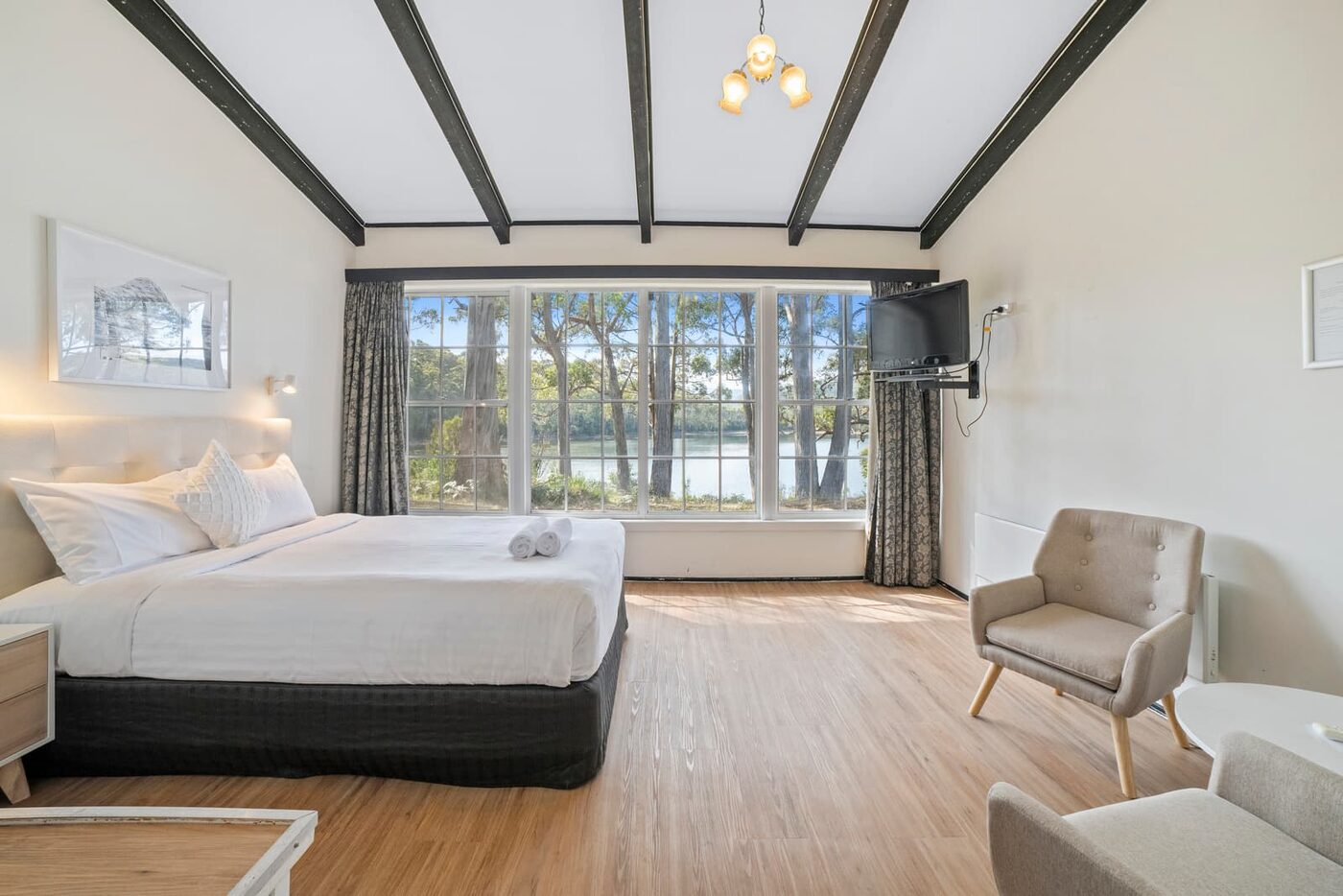 Sea View Queen with Stingaree Bay outlook